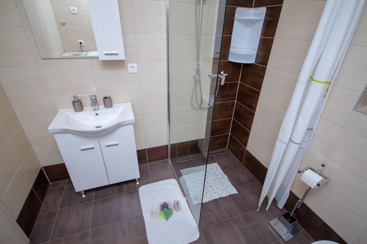 Jezero Apartment *