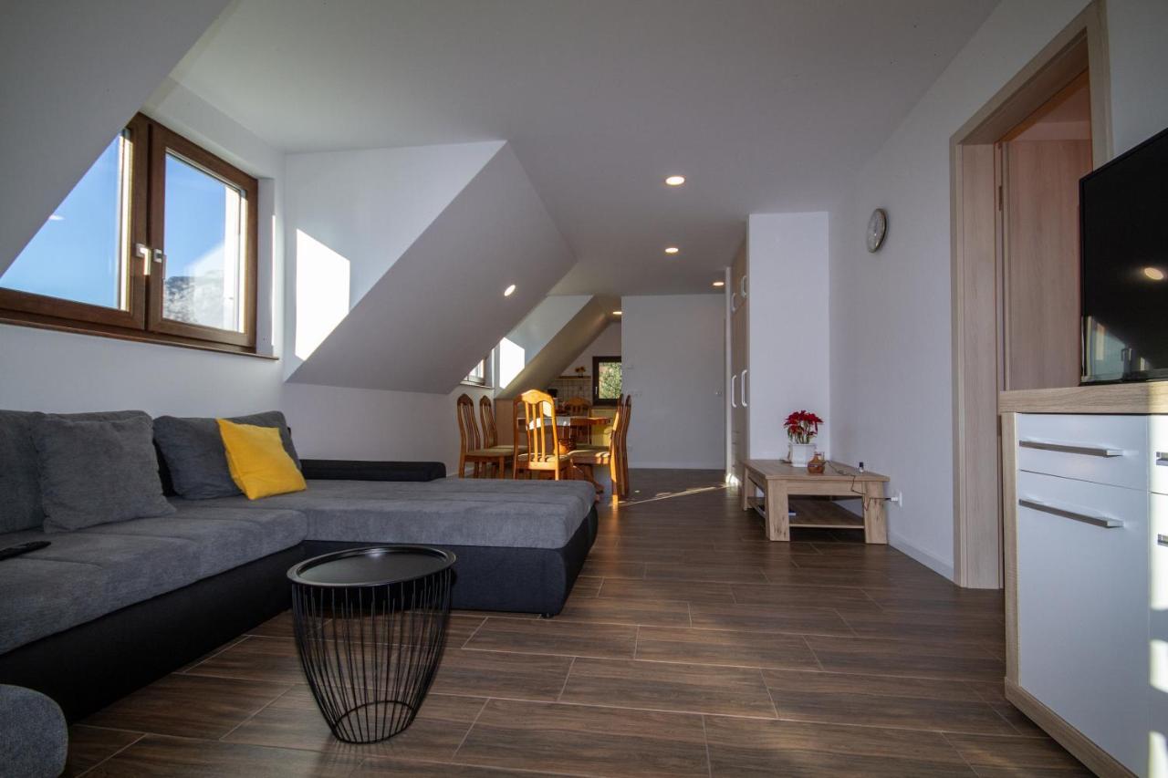 Jezero Apartment *